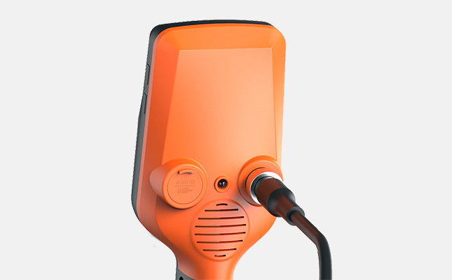 detector-de-metales-quest-x10-linterna-trasera